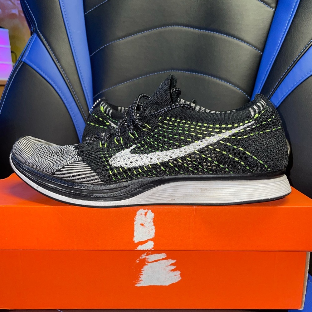Nike Flyknit Racer - Picture 2 of 5